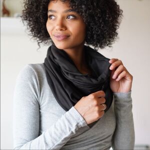 NWT Beyond Yoga Black Pocket Infinity Scarf